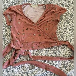 A shirt with flowers it’s really cute when it’s on😁